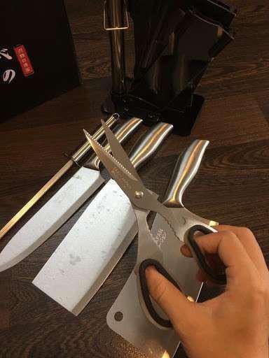 Đã nhận hàng, đóng gói cẩn thận, dao nhẹ cầm k có cảm giác. Số lượng đủ bộ. Dao rất bén. Tớ đã làm *** ngọt sớt luôn. Dao thái và kéo mới rất ok, dao chặt thì quá nuột cho 1 cú dập Mua để thái thì ổn áp nhé mn.