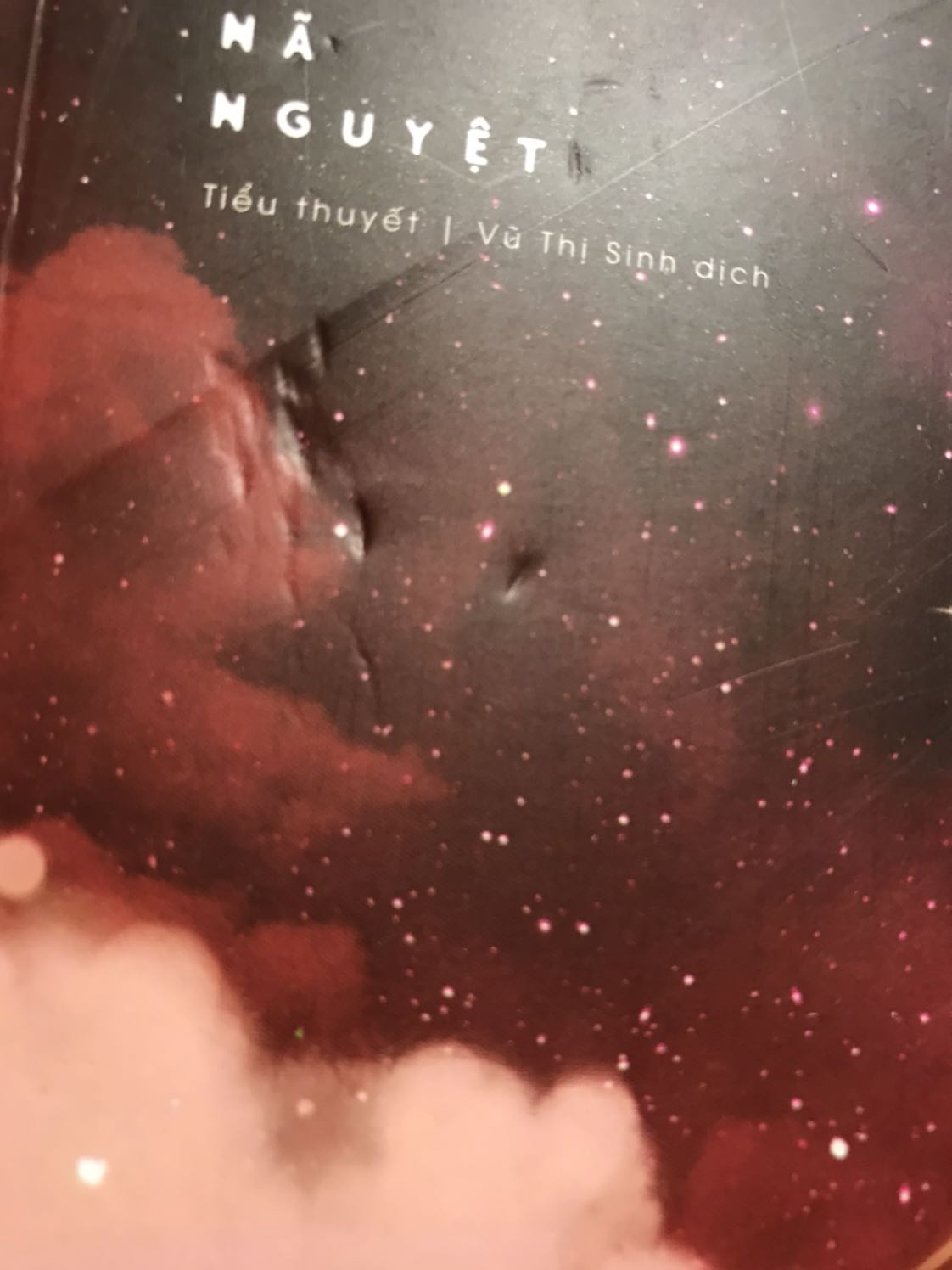 * Về tiki: Giao hàng nhanh, giá khuyến mãi. Sách về tay cơ bản thì không có vẫn đề gì quá lớn. Nhưng mà bọc nilon bị rách lớn nên sách bị bám bụi bẩn, bìa truyện cả mặt trước và sau đều có vết hằn, gáy truyện cx bị sứt. Mình mua truyện để sưu tầm nên thấy k hài lòng lắm ở vc này

* Về truyện: thanh xuân vườn trường, thanh mai trúc mã. Motif có vẻ quen thuộc nhưng đay thực sự là 1 quyển rất hay (cá nhân mình chấm 5/5). Nữ chính mềm mỏng, dịu dàng nhưng cx rất kiên quyết và linh hoạt trong mọi tình huống. Nam chính cx vậy. Truyện này mình thích cả nam chính, nữ chính, cả bạn của 2 người, tình cảm của họ và cả cách thể hiện tình cảm nữa. Dường như họ k thổ lộ trực tiếp hay nói lời yêu nào thật nhiều nhưng vẫn cảm nhận được tình cảm của họ qua hành động, qua suy nghĩ mà họ dành cho đối phương. Truyện k chỉ về tình yêu mà còn là tình bạn, về những câu chuyện buồn vui khác trong trường lớp. Mình k muốn spoil nhiều nên chỉ chốt lại là truyện RẤT HAY. Bạn nào còn phân vân hay là fan truyện thanh xuân vườn trường thì hãy chốt mua luôn và ngay nhaa