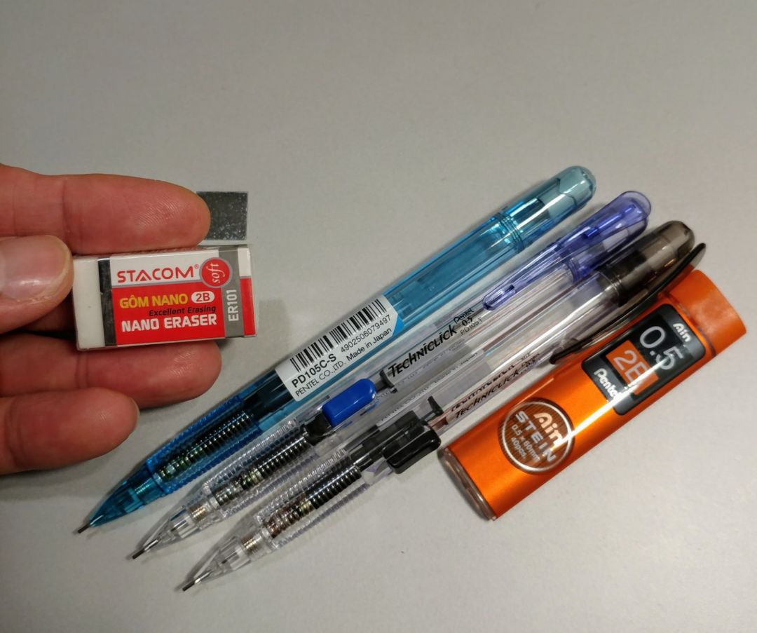 Mình mua 7 bút Teckniclik 0,5mm và 1 hộp 40 ruột chì 0,5, tất cả đều được sản xuất tại Nhật Bản. Bút đẹp, ruột chì không bị gãy khi viết.
Gian hàng tư vấn nhẹ nhàng.
Mình cũng thấy vui nhẹ khi bất ngờ được gian hàng gửi tặng kèm 1 cục tẩy nho nhỏ ^^