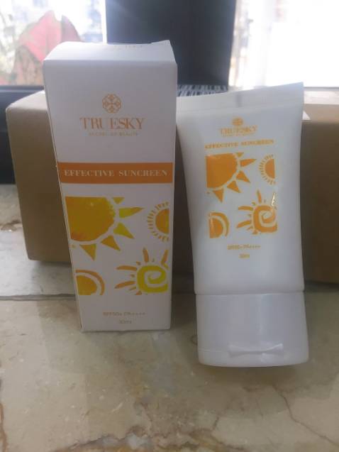 Chất kem thấm nhanh, thoa lên không bị nổi vân như các sản phẩm khác. Điểm trừ nho nhỏ trong lần mua hàng này là shipper giao hàng hơi chậm làm mình ngóng quá trời.