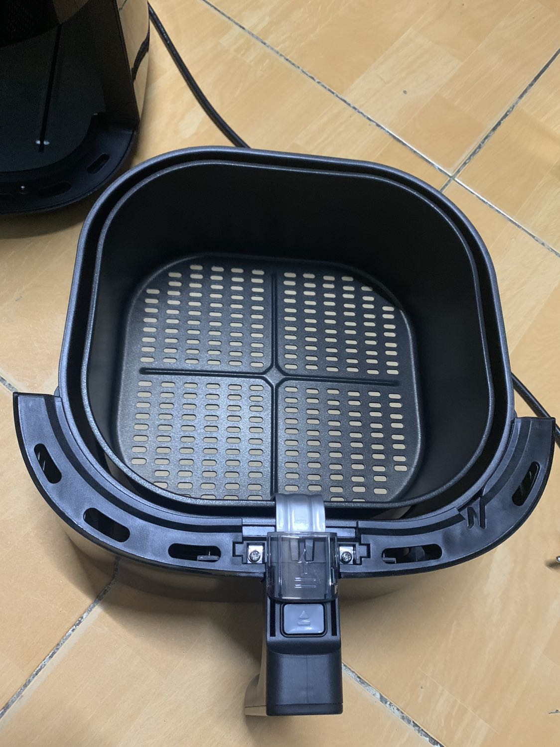 Giao hàng nhanh hơn dự kiến 1 ngày, đặt hôm 12/12 nay nhận được rồi. Hàng đẹp không tì vết, chất lượng y hình, bảo hành đầy đủ, anh Shipper vui vẻ nhiệt tình. Hàng mới nguyên séal. Tin tưởng Tiki, hàng mới nhận chưa xài nên chưa biết thế nào. Để xài thử rồi phản hồi cho các bạn xem nhé.