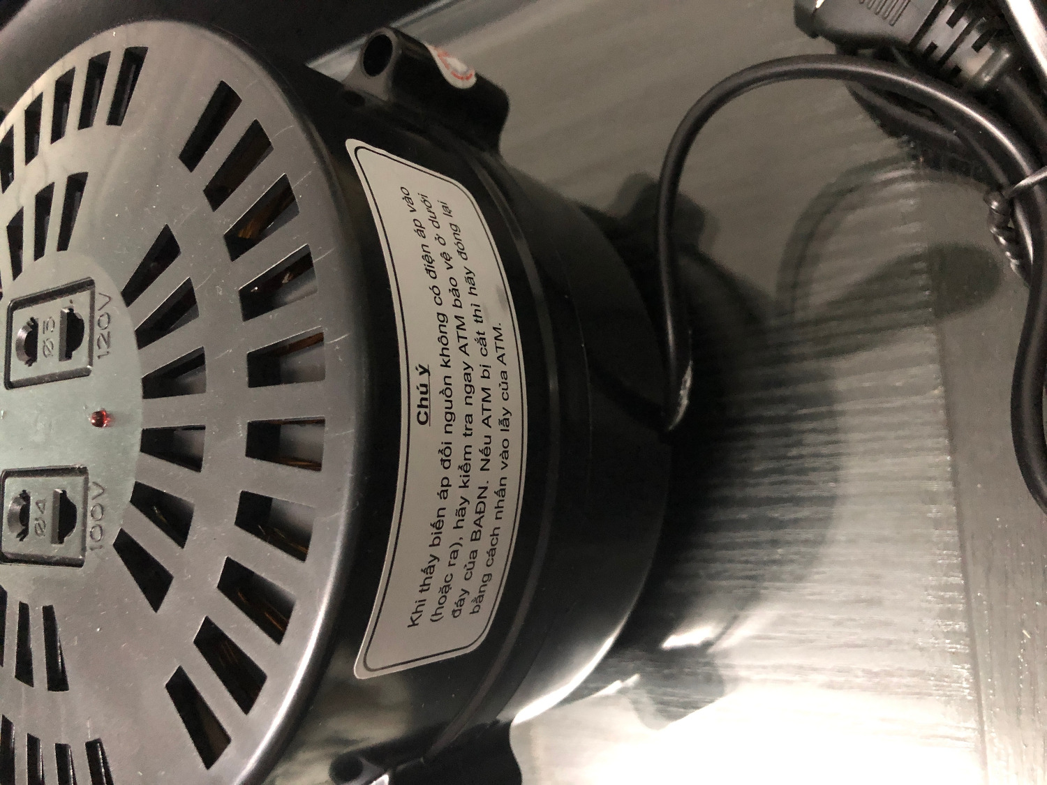 Mình mua ổn áp để dùng với lò nướng và máy xay sinh tố của Mỹ, ổn áp có 2 lỗ 100V và 120V, dạng dẹp, phù hợp với đầu cắm kiểu Mỹ nhưng sẽ ko vừa với kiểu Anh hoặc châu Âu. Giá của ổn áp công suất 1kVA với 600VA ko chênh nhau nhiều nên mình mua luôn loại 1kVA, tiện sử dụng sau này.