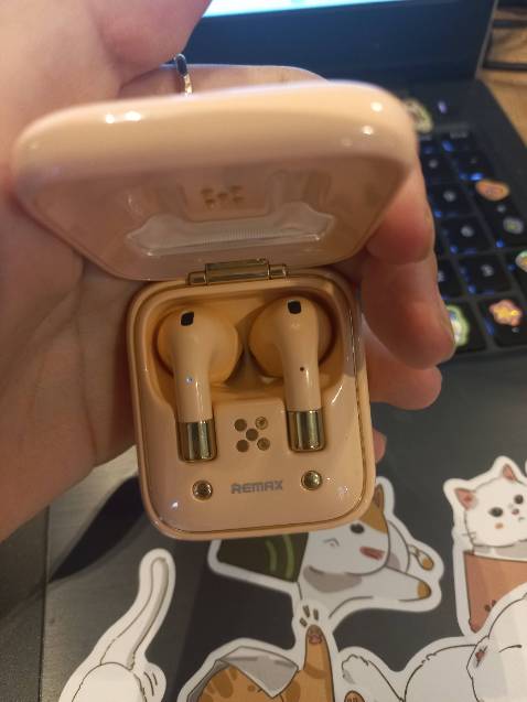 Mua xong về một bên tai bị hư, xinh thì xinh thiệt nhưng quá tệ, bỏ bằng tiền đó mua tai nghe có dây hoặc headphone của sony nghe ok hơn nhiều