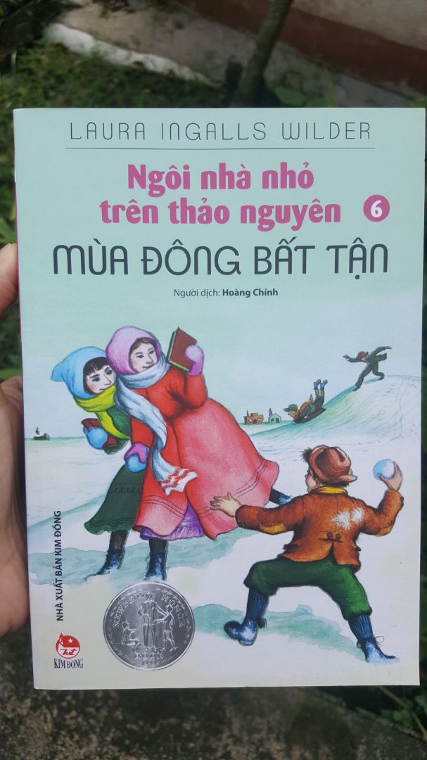 Về hình thức: sản phẩm đến tay mình hoàn hảo không tì vết nên mình rất ưng ý ạ.

Về nội dung: mình đọc tập 6 này trong dịp Noel và không khí rất lạnh lẽo. Hầu như cả ngày đều lạnh luôn. Xuyên suốt những trang sách, mình tự nghĩ nếu bản thân sống trong mùa đông khắc nghiệt này thì chưa chắc gì đã vượt qua được. Ấy vậy mà các cô gái nhỏ của chúng ta vẫn cảm nhận được cái đẹp của mùa đông. Một tinh thần rất lạc quan và đáng học hỏi luôn.

Bên cạnh đó, mình rất yêu thích những hình minh họa nhẹ nhàng được bố trí hài hòa trong các trang sách nữa.