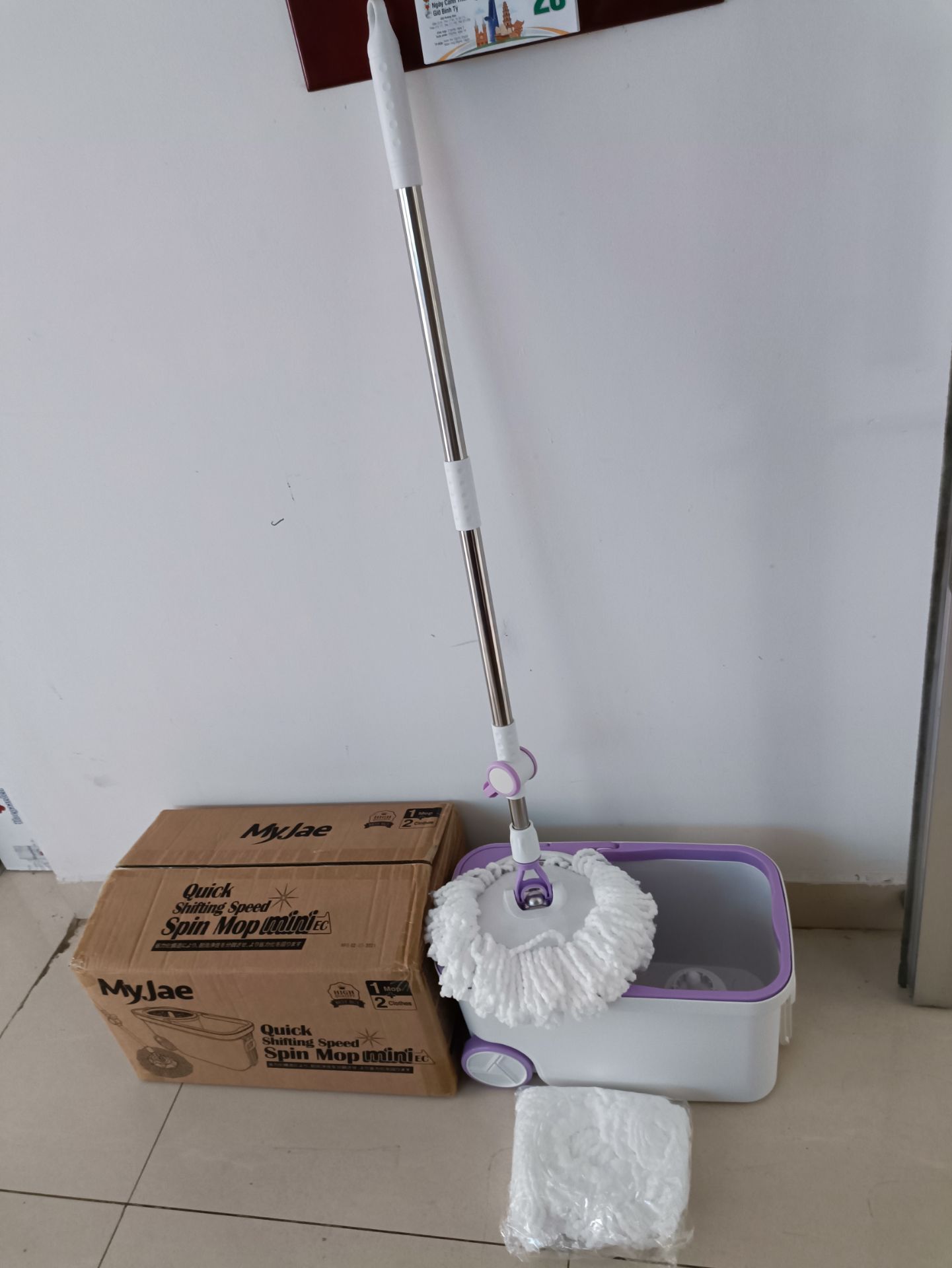 Rât hài lòng từ kiểu dáng đến tính năng
Bộ lau nhà rất xinh, giao hàng nhanh chóng.
Lắp ráp cây lau nhà: phần thân dễ dàng, phần ráp với bông lau hơi nghiên cứu xíu 😜 phải vặn cổ nhựa lơi ra để lộ phần gốc có lổ con tán của cây lau ra để lắp phần thân vào, sau đó mới vặn cổ nhựa này sát vào.
Bông lau tơi mịn, dài nhưng lại mau khô, lau sàn sạch.
Lồng giặt tháo rời được nên vệ sinh thùng dễ dàng và sạch sẽ hơn.