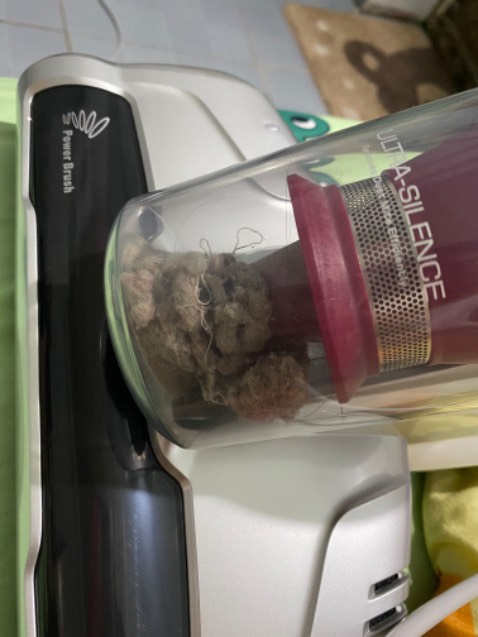 Máy đẹp, nhẹ, nhỏ gọn, thiết kế dễ đẩy phẳng. Máy hút bụi tốt, hút tóc và lông rất nhanh. Hút sạch hơn máy deerma mình từng mua mà kêu còn êm hơn nữa chớ. Tối qua đã hút với máy deerma mà sáng sớm nhận máy hút lại với máy này và kết quả. Biết vậy mua máy này từ sớm đỡ tốn tiền ***. Perfect, 1000 điểm. Xứng đáng mua.