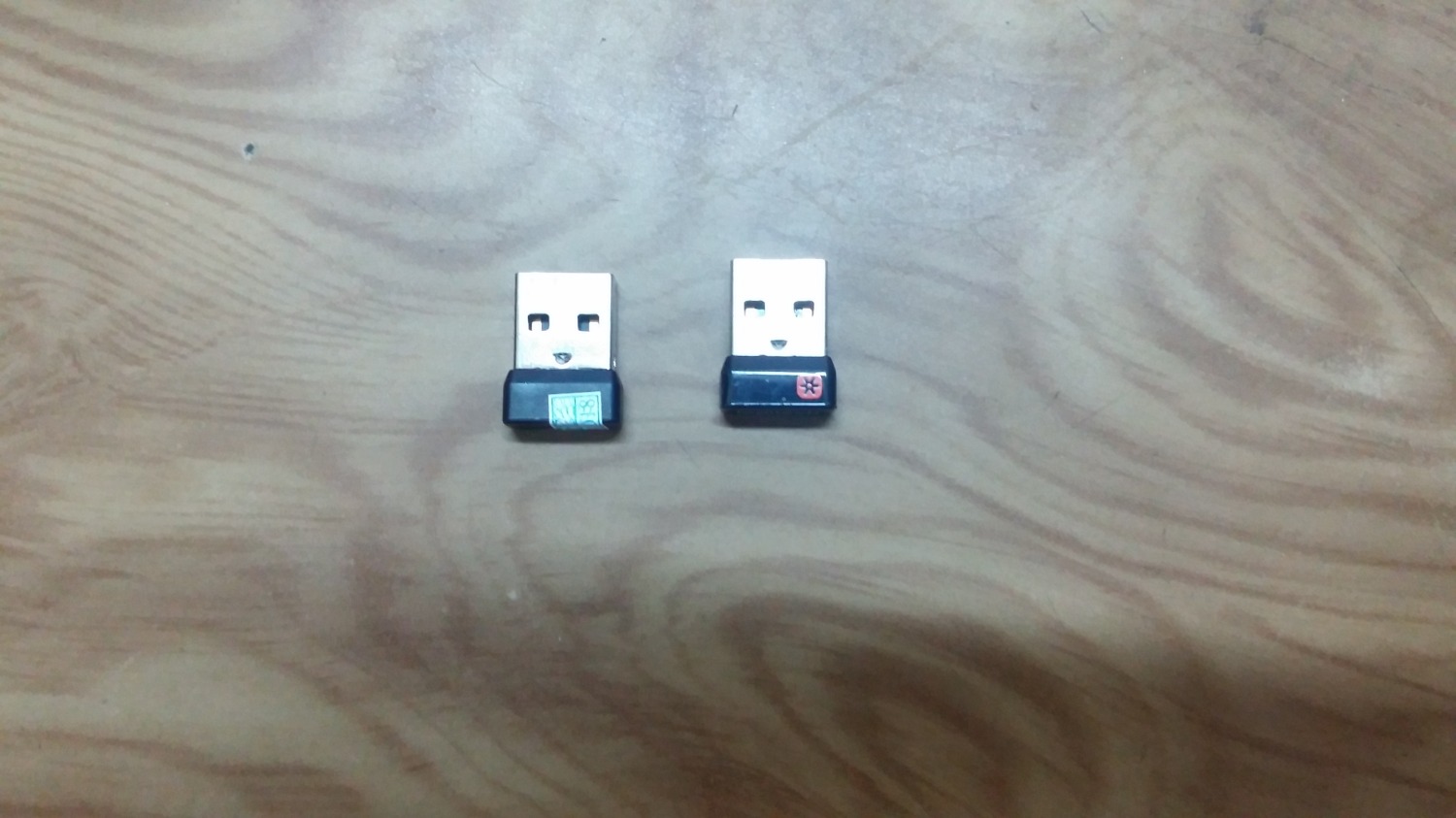 Sản phẩm này có vấn đề. Trước đây, cũng mã này Logitech MK270r.
Tôi đã từng mua 2 bộ này, nên chủ quan tiếp tục mua. SẢN PHẨM LẦN THỨ 3 TÔI MUA NÀY CÁI MINI RECEIVER KHÔNG CÓ UNIFYING.
Tức là cục receiver nhìn thô kệch, không tròn, trau chuốt và không có logo Unifying màu cam như trước. 
Khi tôi nói chuyện với nhân viên, họ nói lập lờ là sản phẩm đã có sự thay đổi, nhưng đó là vô lý, sản phẩm không đúng với hình ảnh. 
Nếu biết không có Unifying (tính năng kết nối receiver nổi tiếng và đắt tiền của thiết bị) thì tôi ko mua sản phẩm này. 
Ở phía dưới nhận xét có 1 người bị vụ này y chang như tôi.
Bây giờ mới hiểu tại sao có người khen xài đc có người nói bắt sóng ko tốt, trễ, lag, yếu. Là vì họ bị bán trúng sản phẩm giả ko có logo Unifying.
Chưa hết, sản phẩm trước tôi mua, cách mở hộp và gắn khác hẳn, hộp trước ghi rõ có Unifying và mở ở giữa, còn loại này mở hộp ở 2 bên hông, nắp che pin của bàn phím rất thô kệch, nhìn như đồ tàu, ko thô xảo như cái cũ.
Hiện này sản phẩm Logitech này, tiki bán đang nhập nhằng không rõ ràng hàng thật hàng giả gâp nhầm lẫn cho khách hàng. (Hiện nay tôi cũng ko biết cái bản này là giả hay thật nữa). 
Tôi đã kiểm tra trên website của Logitech, hàng chính hãng MK270r ko có cái receiver thô kệch và thiếu logo unifying này. Cũng chưa từng thấy logitech đưa thông cáo thay đổi sản phẩm này.
Phía dưới tôi chụp cho các bạn phân biệt giữa đồ giả (mới mua dính lúc nãy) ở bên phải và đồ thật (tôi mua trước đây ở bên phải) hoàn toàn khác biệt.
Các bạn hết sức cẩn thận khi mua hàng.