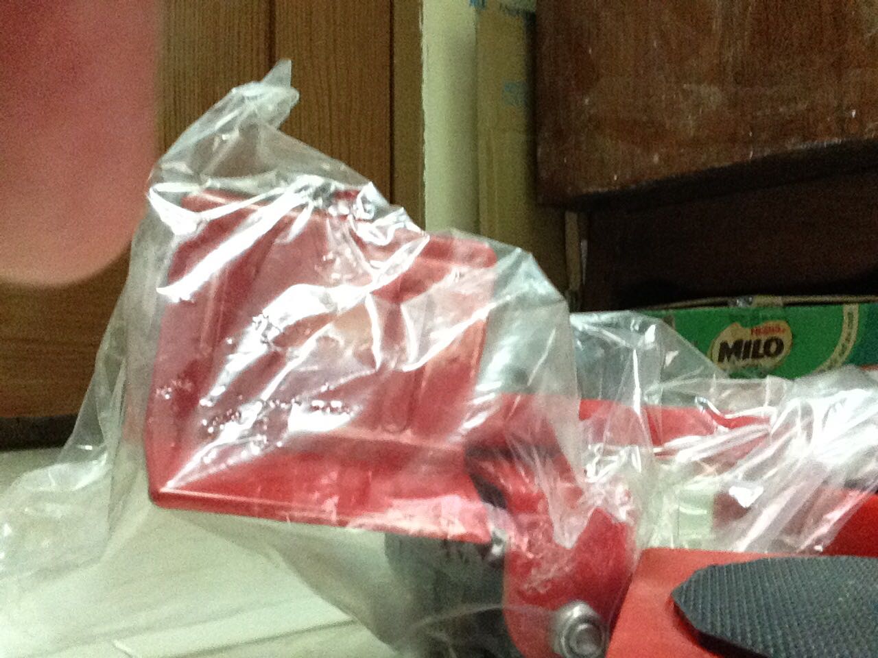 Tôi có mua kít đi chuyển đa năng này. Sau đó vì bận cong việc nén người nhà nhận giùm. Tiki đóng gói cẩn thận, trước giờ đều vậy. Như cây đi chuyển tay nắm thì quá ngắn mà chổ để nhấc đồ lên thì quá dày tôi không thể kê vô tủ không có chân để nhấc lên. Còn so sánh bỏ vô tủ có chân thì khoảng cách quá thấp, các bánh xe căn bản để chơi. Cuối cùng không đi chuyển được tủ nào hết. Trong khi hình trong sản phẩm có thể nhấc máy giặt. Tôi chỉ muốn nhấc cái tủ gỗ nhỏ.