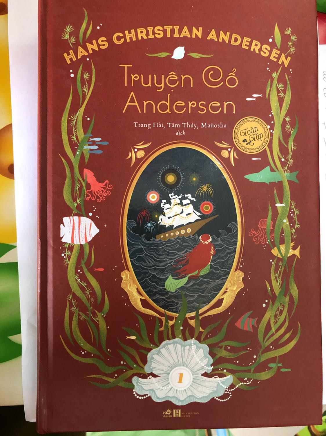 Nhận được sách sớm hơn một ngày. Sách còn nguyên seal, nhưng hơi bụi một chút. Bìa sách nhìn cũ và có vết xước. Tuy nhiên mình chấm 5 sao vì Fahasa khi giao có bọc thêm lớp lót xốp chống sốc và đóng gói kĩ càng hơn Tiki rất nhiều. Điều này thì Tiki nên học hỏi Fahasa nhe.
Như mình nói ở trên thì bìa sách nhìn hơi cũ, tuy nhiên cũng không đến nỗi nào. Mình hài lòng với giấy ở bên trong vì không bị lỗi. Và đặc biệt vui vì sách không bị gãy gáy. Mua ngay đợt sale còn 149.000.