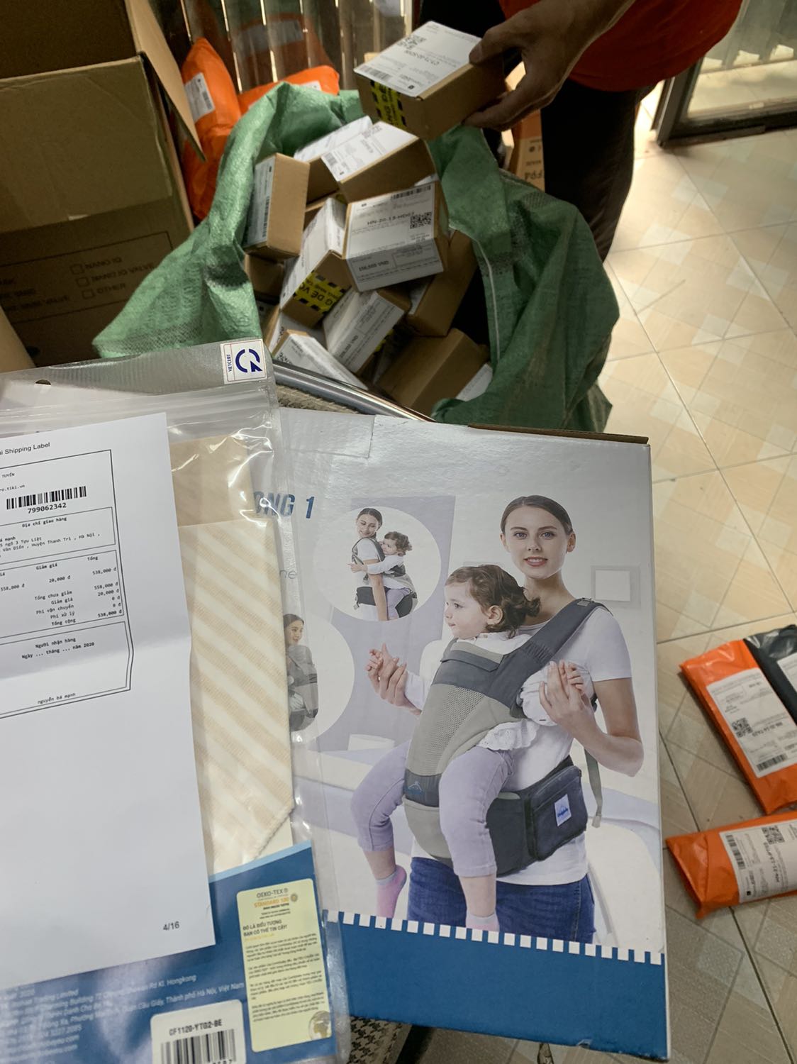 Sản phẩm đóng gói đẹp, cẩn thận và có quà tặng kèm. Tối về mới thử địu em bé.cho sốp 5* nhé (cùng cảnh con buôn với sốp) :))