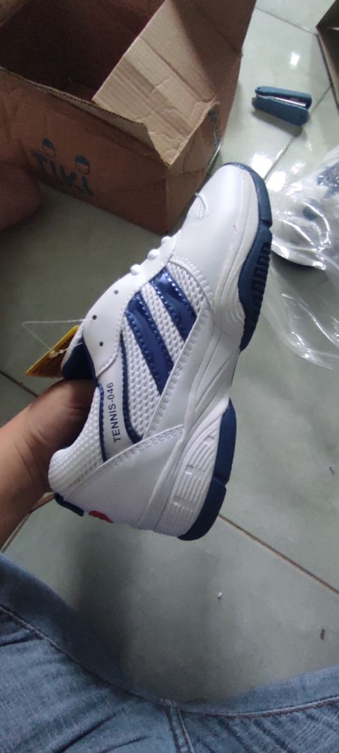 mình mua để đá cầu . giày êm chân. size 39 cũng hơi to. chưa đi nên chưa rành lắm