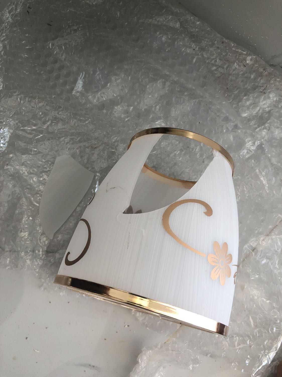 Đèn mua 2 cái khi giao đã bị vỡ 1 cái, đề nghị shop gởi hàng đền bù gấp