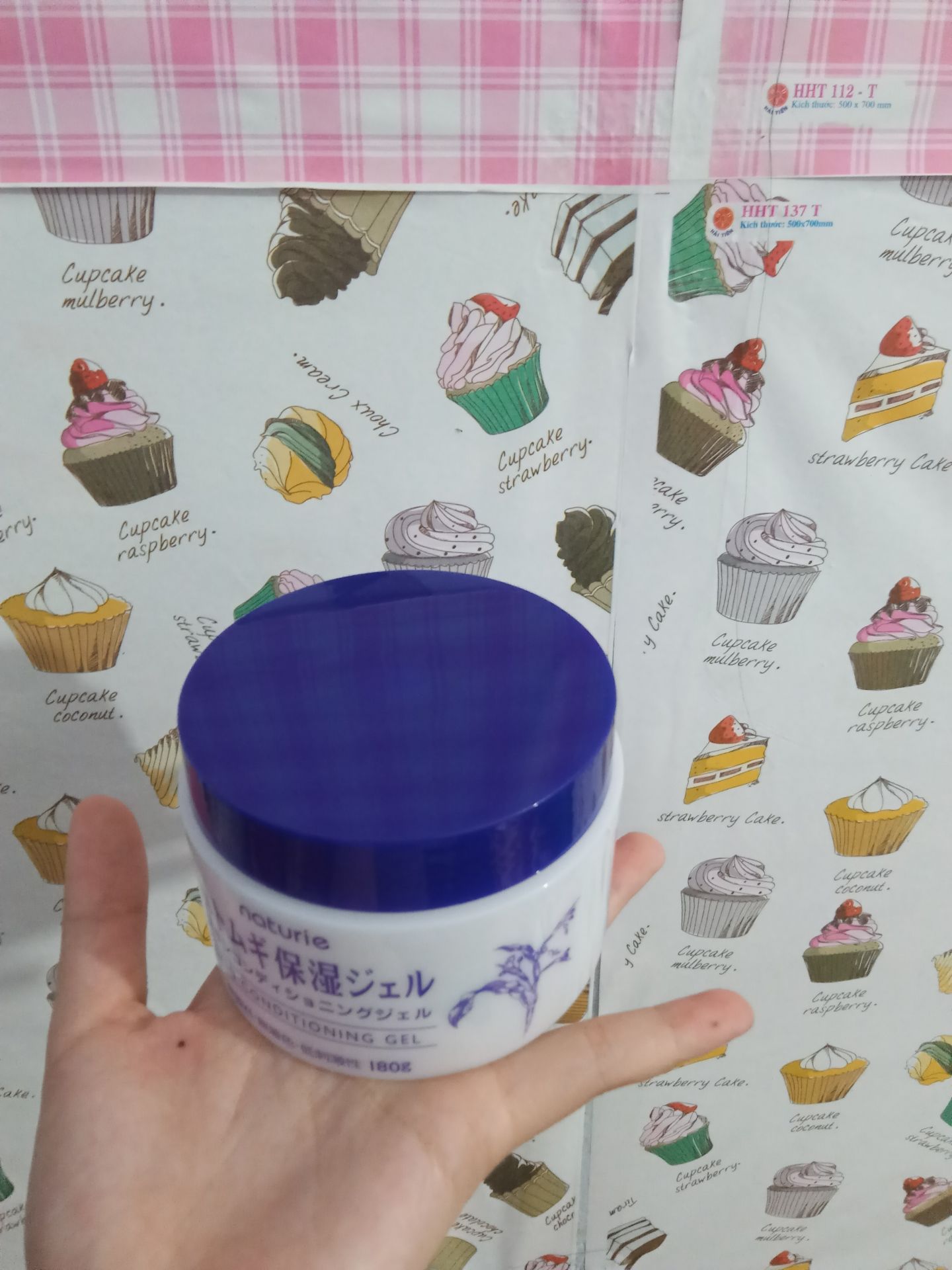 hàng không có bọc chống sốc, may là không có bị sao hết, hũ thì siêu bự, mọi người nhìn so với cái tay mình là biết đó. Kem thì đầy ụ luôn, sau khi dùng thử thì mình sẽ đánh giá sau ?