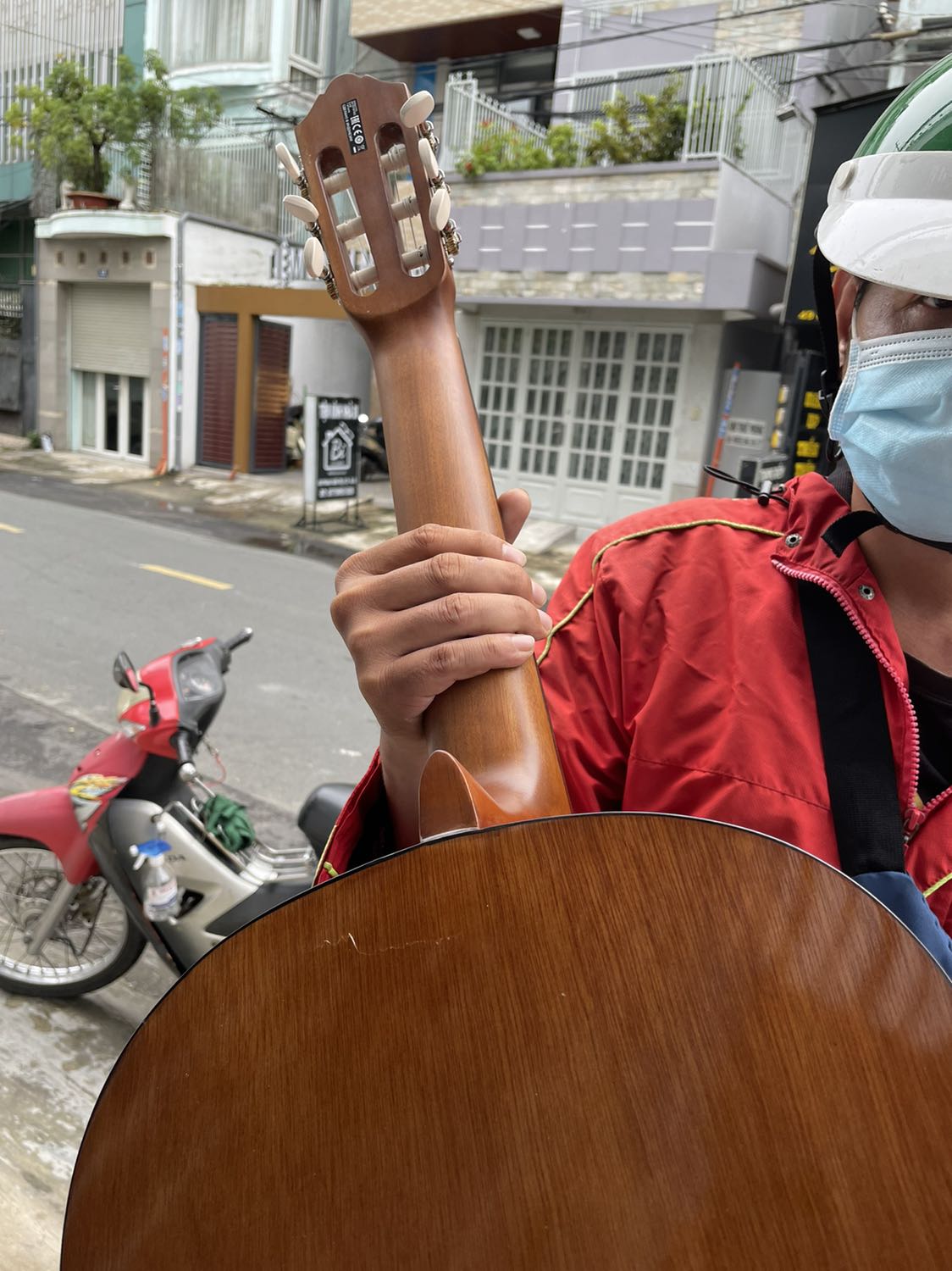 Khi nhận hàng có 1 vết rạn dài bằng ngón tay ở mặt sau lưng đàn, mặt trước đàn ở phía dưới góc bị tróc sơn