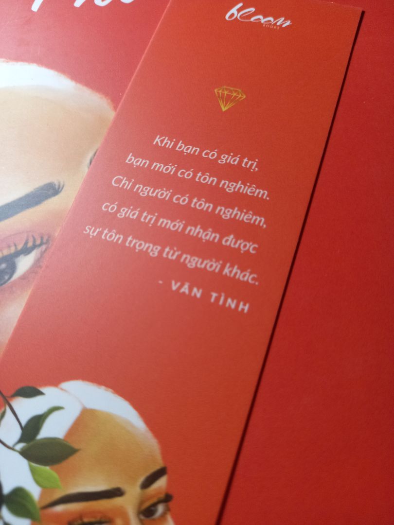 Sách rất đẹp, trình bày xinh xẻo, siêu dày, giá cũng ổn nữa ạ. Mình mua để tặng nên chưa có dịp đọc. Hi vọng tương lai có thể tự thưởng cho mình 1 cuốn❤
Mình thấy phần đóng gói khá sơ sài nhưng sách của mình không bị sao cả.
Bù lại thời gian giao hàng rất nhanh. Mình đặt 2 ngày là có rùi. Cảm ơn Tiki rất nhiều.