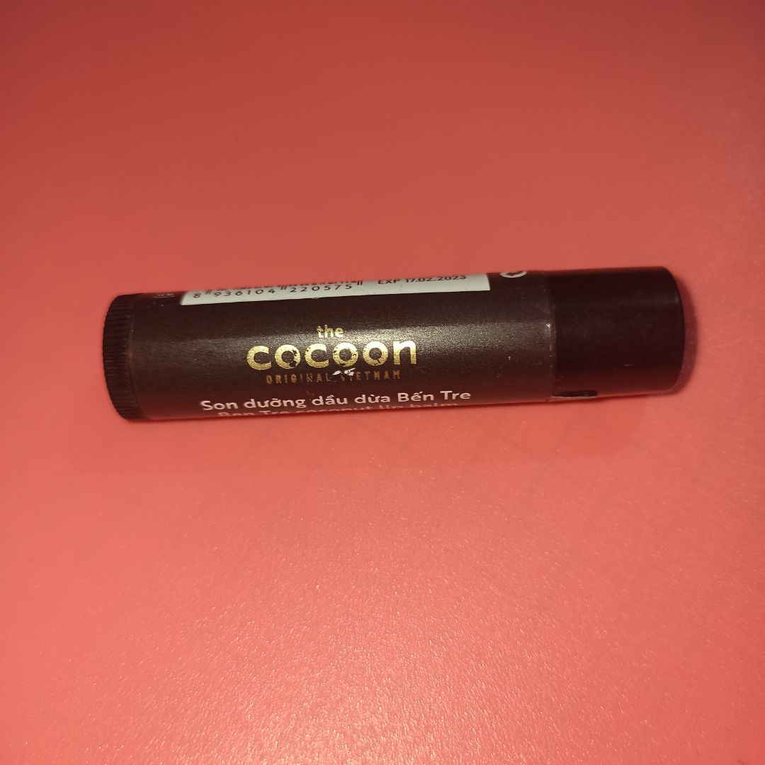 Son giữ môi lâu khô hơn các loại tầm giá. Nếu ở nhà hoặc đi đâu bình thường thì son vẫn ok. Nhưng khi ngồi phòng quạt thì mau khô, phải dặm thêm. Một em 23k thế này là quá được, chỉ không thích phần lõi. Mới hôm đầu nhận vặn một tí là cái lõi nhô lên sau thành một cái lỗ vầy nè. Bất tiện là lúc vặn lên được nhưng vặn xuống thì không xuống =]]] Bạn nào muốn giữ môi lâu khô có thể cân nhắc em này nha.