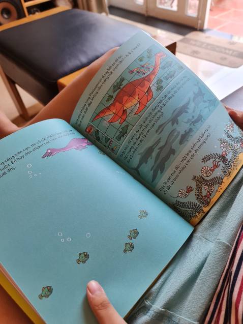 Giao hàng ngay ngày hôm sau, sách đẹp và tương tác rất tốt. Pé nhà mình rất thích. Có cho tô và hình dán để dán tương ứng với khung hình theo tên khủng long. Có tên khoa học và hình minh họa khủng long rất đẹp.