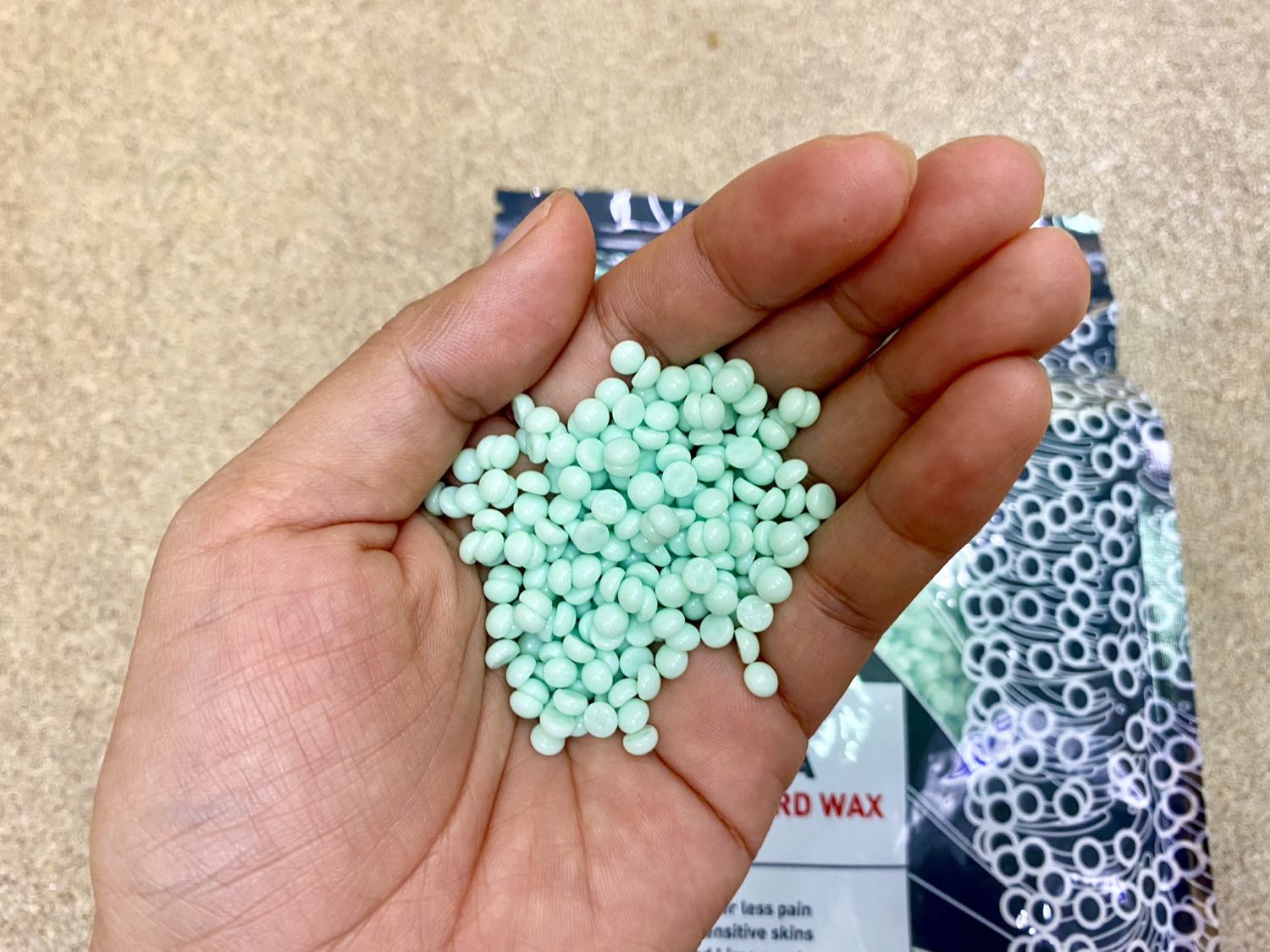 Rất mềm, phết sáp xong phải chờ 1 chút rồi mới giật được. Cảm giác dùng loại này ít đau hơn. Nóng chảy nhanh. Rất mềm, phết sáp xong phải chờ 1 chút rồi mới giật được. Cảm giác dùng loại này ít đau hơn. Nóng chảy nhanh.