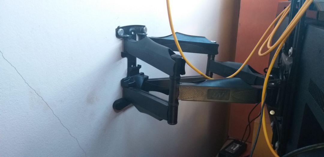 khung cứng cáp, dễ điều chỉnh, mỗi tội lắp hơi phức tạp như kiểu chơi lego ấy ghép mãi mới khớp, thừa hơi nhiều phụ tùng, với mấy cái vít bắt vào tường có vẻ hơi đuối nên m thay bằng ốc 16 đóng xuyên tường cho chắc (lỗ bắt vít hơi nhỏ nên phải khoan to ra mới vừa)