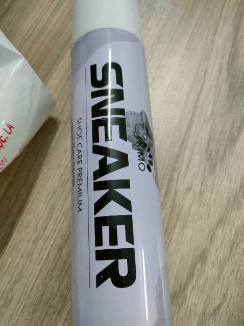 Hàng chất lượng, k bị mùi, xịt xong lau cái giày sạch hơn mấy phần, ai bận chưa kịp giặt giày thì nên mua chai này, chân ái đó mng. Hàng chất lượng, k bị mùi, xịt xong lau cái giày sạch hơn mấy phần, ai bận chưa kịp giặt giày thì nên mua chai này, chân ái đó mng.