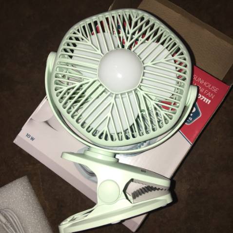 sản phẩm rất đẹp . đập hộp luôn nek . quat co 3 nấc xoay , có đèn cũng 3 chê đô sáng , màu rất đẹp , gọn gàng , tiện lợi 
moi nguoi nên mua ạ