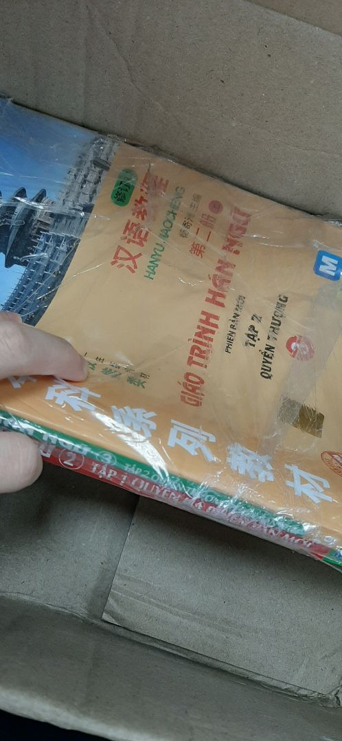 Tiki chỉ giao cho mình quyển 2 và 3, trong hộp có 1 phiếu ghi thiếu 1 quyển, nhưng k thấy thông báo của tiki về việc giao thiếu sách và trên app tiki của mình thì đơn hàng ghi là đã giao hàng thành công. Tiền sách thì vẫn thu của cả 3 quyển. Mình có liên hệ với tổng đài để hỏi nhưng k thể gọi được, sau tiki có liên hệ với mình để hỏi nhưng lúc đó mình đang ở ngoài đường nên k nhớ mã đơn hàng. Khi về mình có gọi lại thì lại k gọi được. Rất k hài lòng về đơn hàng này