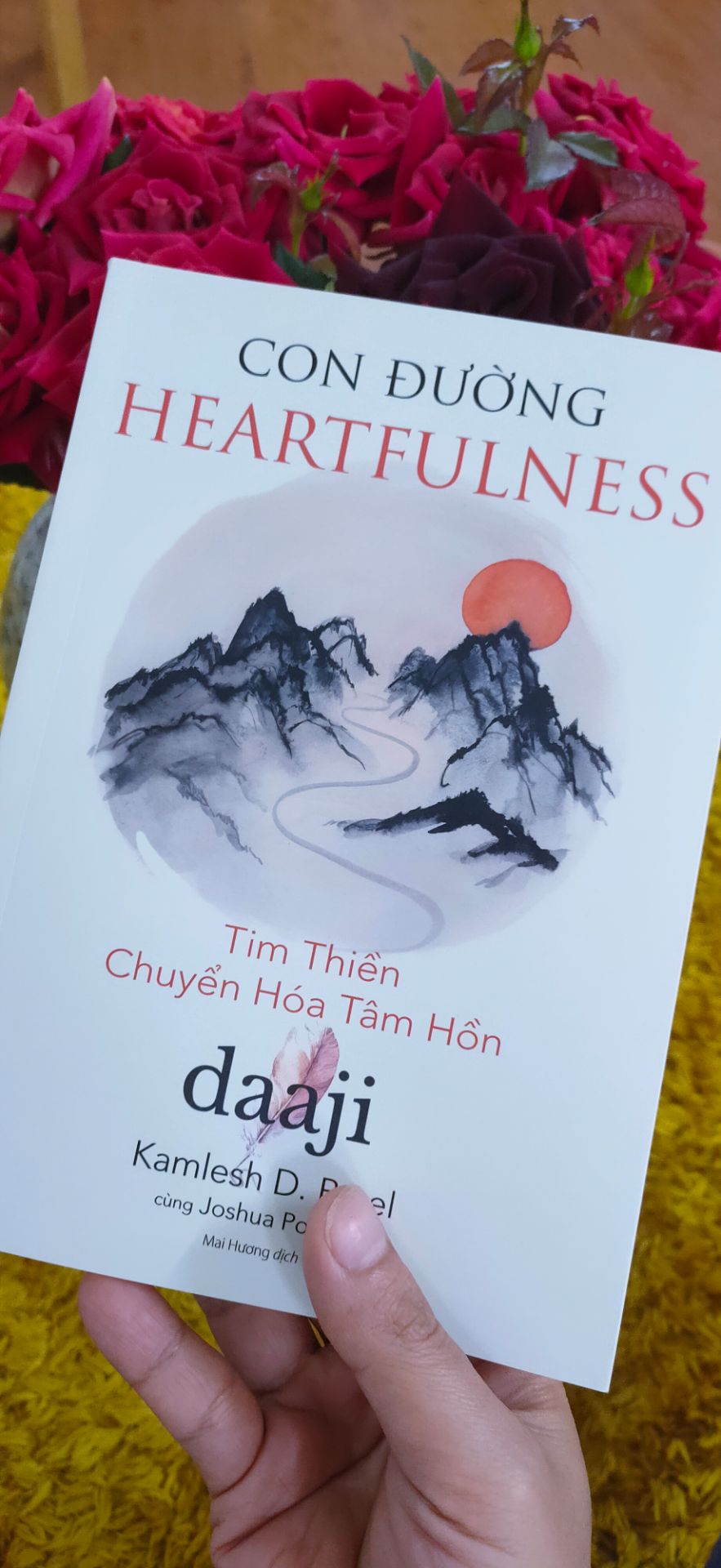 Điều làm cho thiền sâu sắc là ý niệm mà chúng ta khám phá qua thiền. Ý niệm đó là đối tượng của chúng ta.
Đối tượng sâu sắc thì tâm thức sâu sắc.
Đối tượng trần tục thì tâm thức trần tục.
Đối tượng hữu hạn, tạm thời thì tâm thức hữu hạn, tạm thời.
Cuốn sách không dài nhưng mỗi trang, mỗi dòng đều lắng đọng những bài học và trải nghiệm. Hình thức hỏi đáp quen thuộc giúp người đọc dõi theo mạch truyện dễ dàng, chia sẻ những thắc mắc với người hỏi và chiêm nghiệm lời dạy của Master. Lý thuyết thiền, hướng dẫn thiền từng bước từng bước rất chi tiết bằng ngôn ngữ đời thường, khiến những người đọc mới đến với thiền hay chỉ định tìm hiểu về thiền cảm thấy an lòng.
Mong nhiều người hữu duyên tìm đọc sách, hành thiền và có được sự bình an.