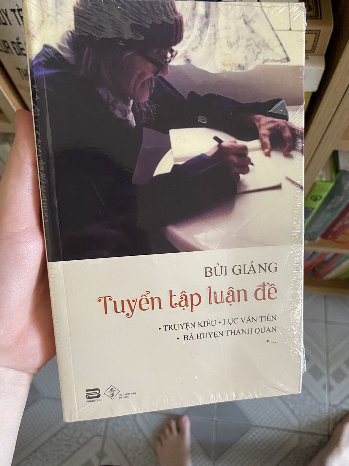 Mình đã đọc nhiều sách do cụ Bùi Giáng dịch, nay mình mua 1 quyển là các luận đề và ý kiến của cụ về các tác phẩm văn học đọc thử, mong cuốn này sẽ cho mình nhiều góc nhìn mới!