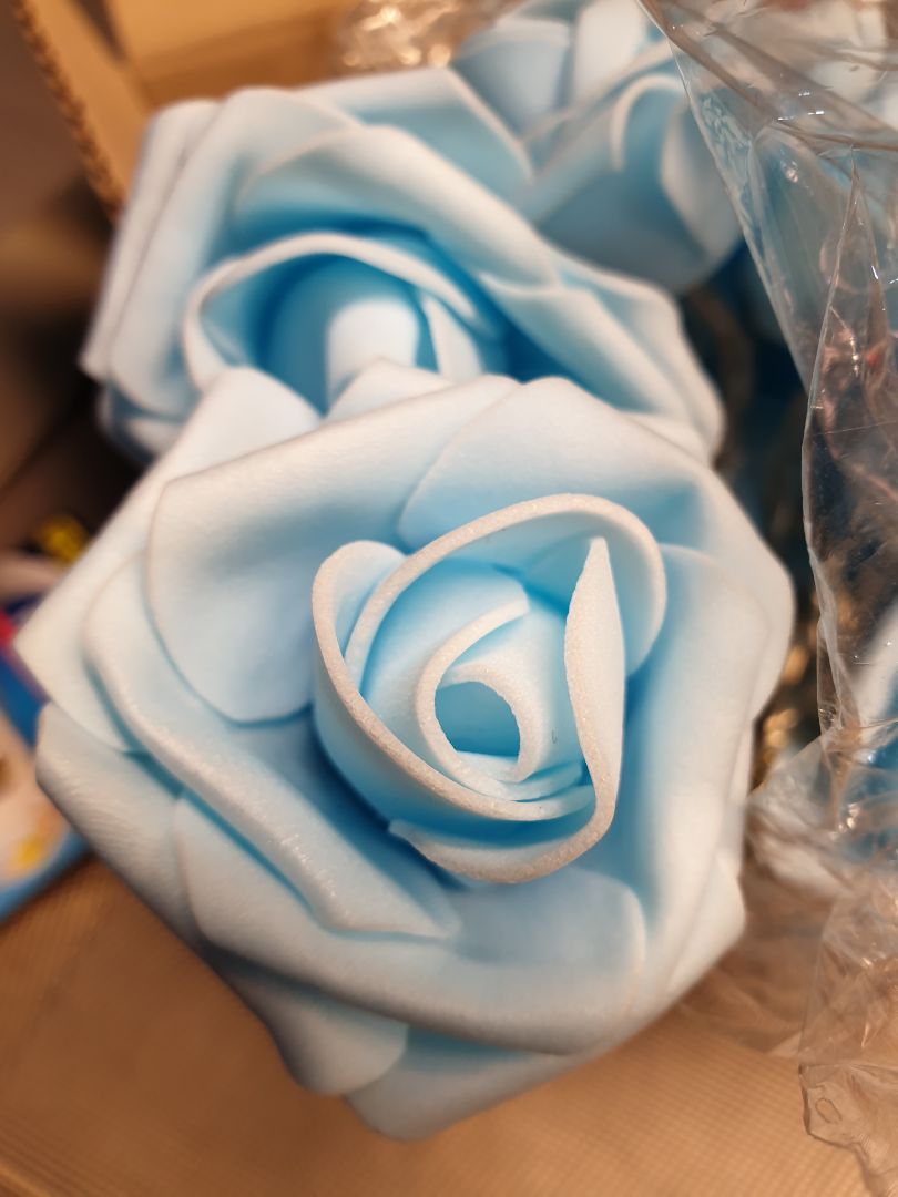 Nhạt hơn hình mẫu, đèn hơi tối.