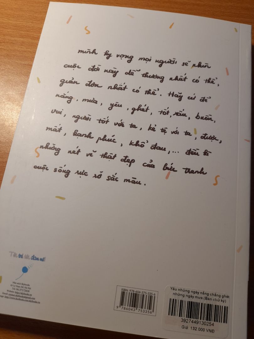 sách rất thơm, trông xinh lắm, có chữ kí của anh chú nên siêu mê, chất lượng giấy tốt, postcard siêu xing nhưng hơi mỏng. Ship về hơi lâu và sách không được bọc chống xóc nên dù hộp ngoài nguyên nhưng sách đã bị cong mép, ảnh này mình chụp sau khi đã lấy chồng sách đè lên mới hết cong. Nhưng rất đáng mua nhé.