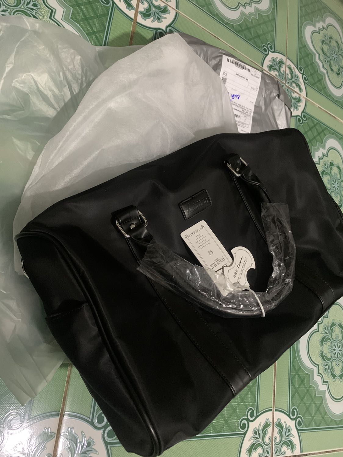 Chất liệu như quảng cáo tuy hơi bé nhưng về độ hoàn thiện và sang trọng thì khỏi bàn .đống gói cũng đơn giản nhưng cũng đủ đảm bảo đc chất lượng sản phẩm. Nên mua