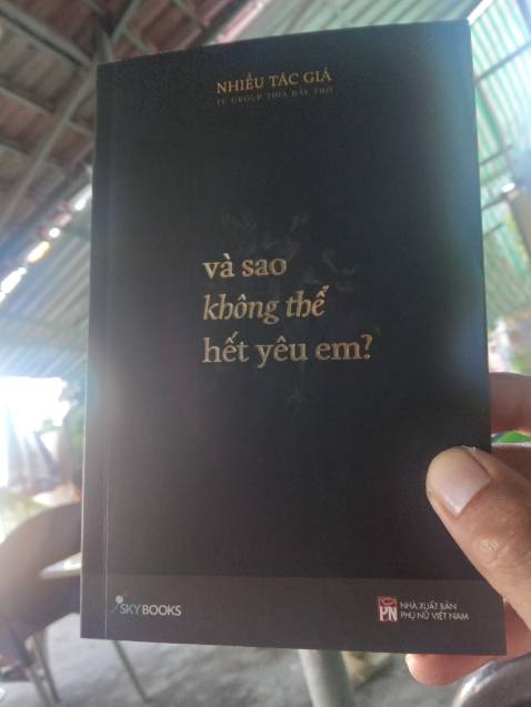 Công nhận bên tiki giao nhanh ghê. Đặt tối bữa trước, sáng hôm sau đã nhận được rồi. Mua ngay lúc giảm giá hay sao á mà rẻ hơn gần 30 cành :)