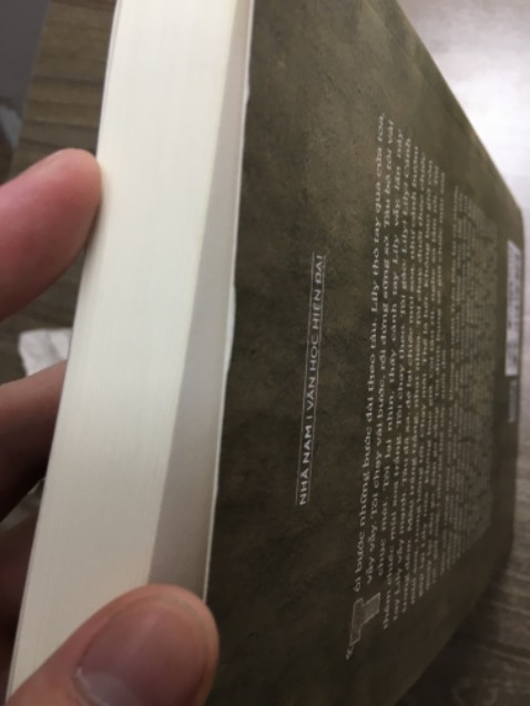 Sách hơi cũ, có vài lỗi nhỏ ở bìa, như kiểu để kho rất lâu rồi ý.