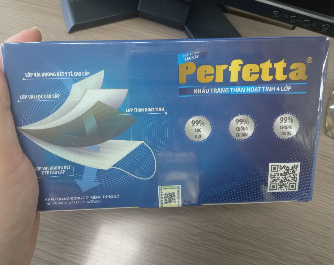 Khẩu trang Perfetta chính hãng, có tem chống hàng giả
Đóng gói cẩn thận, giao hàng nhanh.
Khẩu trang được bọc bao kín an toàn, tiện dụng, thuận lợi dễ mang theo. 
Đã tin dùng nhiều năm.