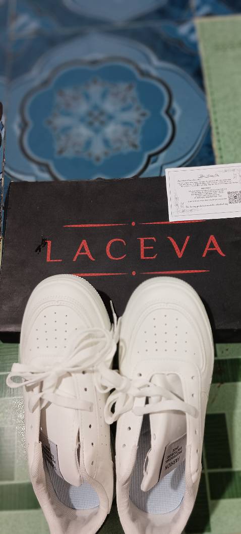 Giống như hình ảnh của shop,có Thư cảm ơn nữa,dể thương,mang rất êm chân vừa với mình luôn,giao hàng nhanh hơn dự tính,anh em nên mua nhé chúc anh em mua hàng vui vẻ 🥰🥰