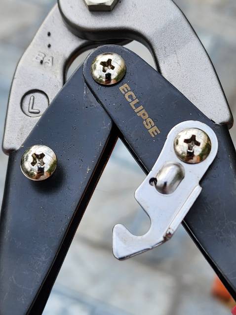 Ngoại hình cũ. Kéo đã qua sử dụng