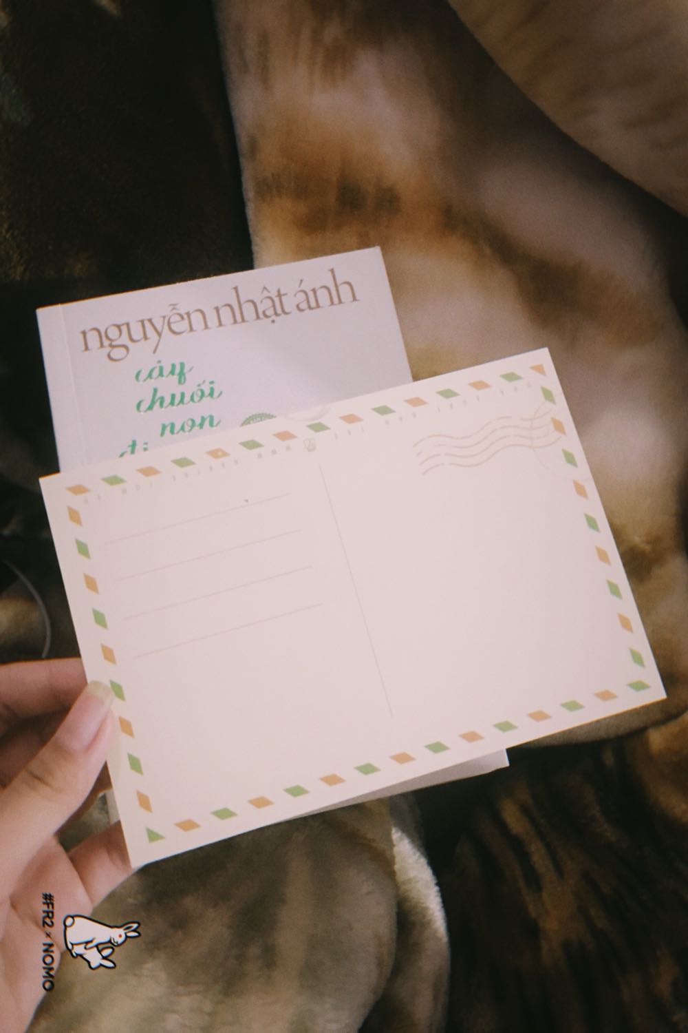 Mình rất thích sách của bác Ánh, mang đậm hương vị của tuổi thơ đen xen vào đó là những câu chuyện hài hước, dễ thương, có chút đáng yêu tuổi học trò. Tiki giao hàng rất nhanh, đúng hẹn. Sách mới có màng co bao bọc nên không bị rách và cong. Cảm ơn Tiki và những bạn đang đọc đánh giá của mình. Đây thật sự là 1 cuốn sách nên mua. Mình nghĩ mọi người nên có cuốn này trên giá sách của mình ❤️