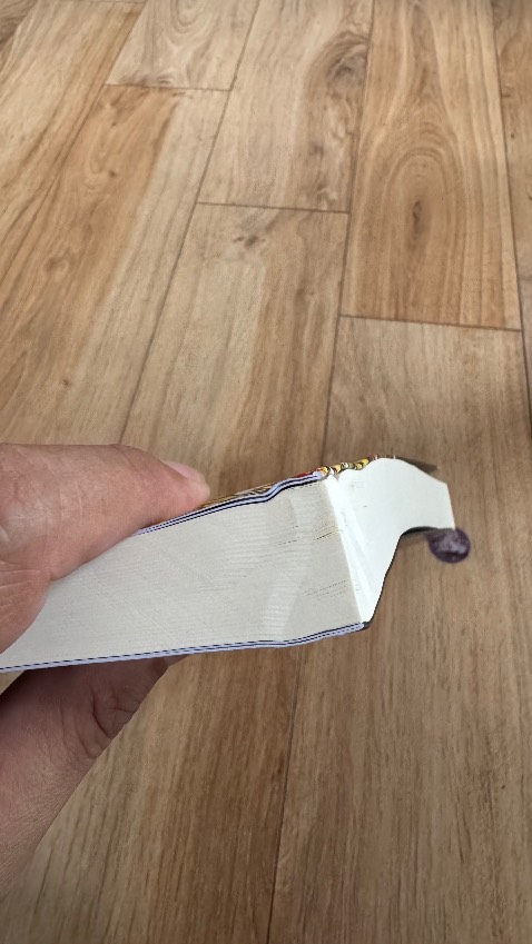 Bị móp góc, giao hàng không cẩn thận. Làm mất hết giá trị cuốn sách.