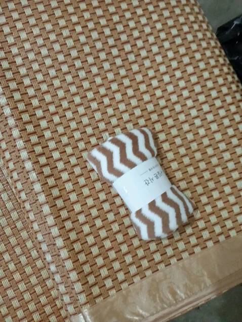 Hàng giao nhanh sản phẩm như hình nha mọi người..nằm mát lắm ạ

đường vân nổi sợi mây - dùng ổn, không bị mùi khó chịu khi nằm phòng điều hòa như chiếu nhựa 

dễ xử lý, dễ lau. màu đẹp, nhìn xịn xò. đơn lần trước thì loại khác hơi mỏng - nhưng đơn lần này thì tốt hơn.và dầy hơn. cho 5 sao nhazzz