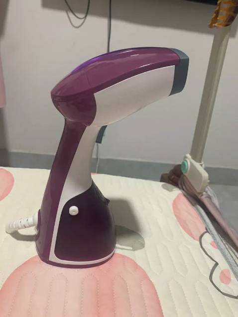 Bàn ủi chắc chắn, nặng tay, hơi nước mạnh, bình đựng nước nhiều ủi được 5-6 cái đầm, do nặng nên cũng hơi mỏi tay, mua để ủi 1-2 cái khi cần gấp đỡ phải trải bàn để ủi