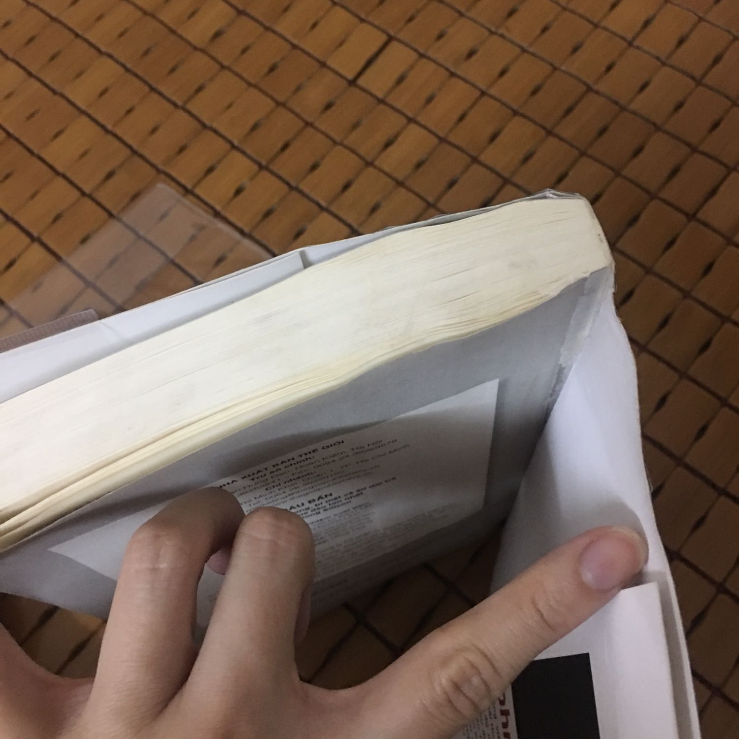 Đã rất nhiều lần mua sách ở tiki vì sự tiện lợi + có bọc sách bảo quản dễ dàng hơn.
Nhưng đây là lần đầu tiên bị sách vừa rách vừa ố bẩn. Mặt sau bị ngấm nước mủn hết ra !! Chất lượng còn ko bằng mình ra mấy hàng sách cũ sách lậu. Thực sự thất vọng và bực mình!!