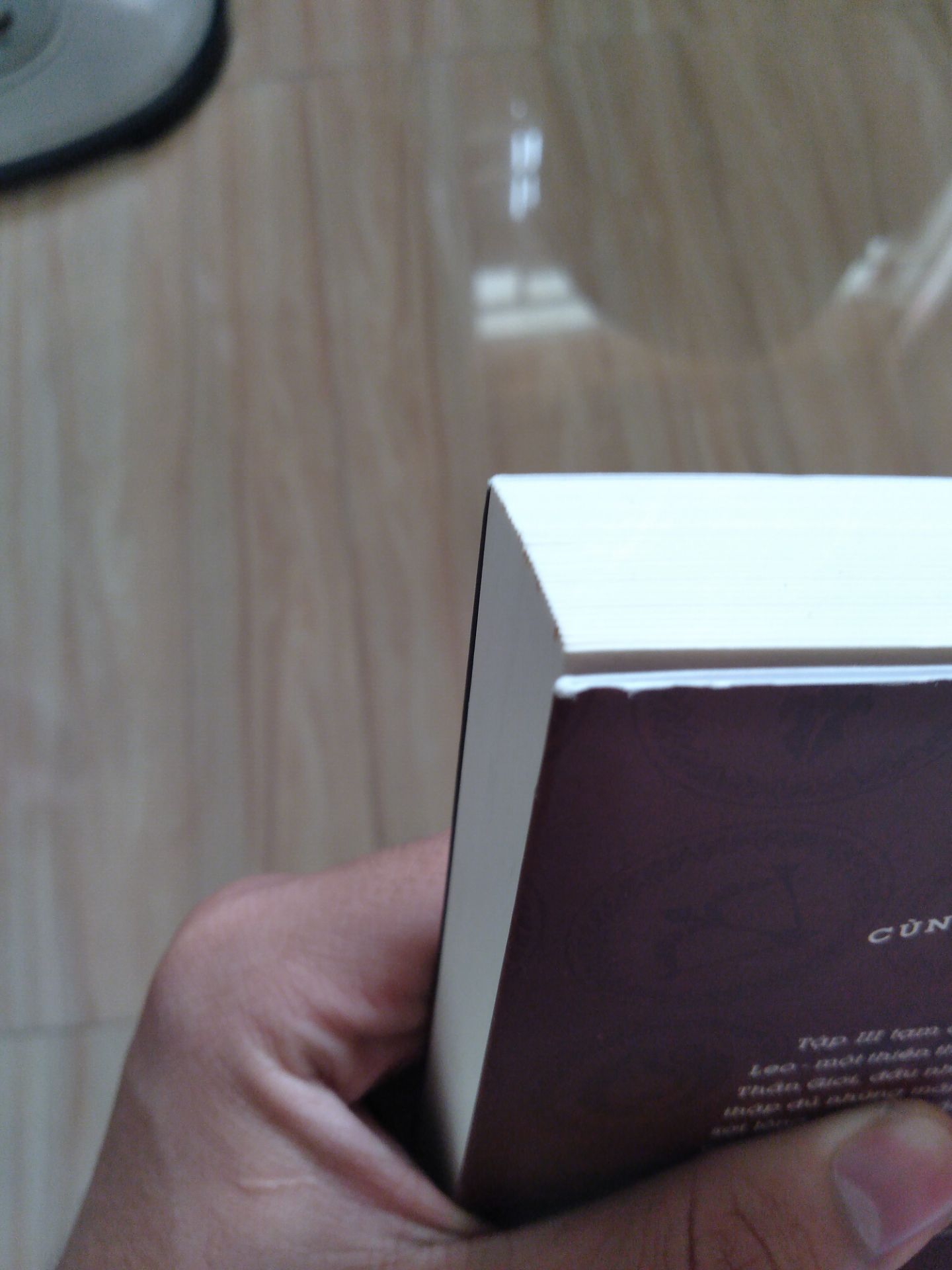 Vừa mở box thì thấy như vầy:
Chữ rõ nhưng lại bị như vầy ở phần gáy sách, keo quá nhiều ??? Mất thẩm mỹ