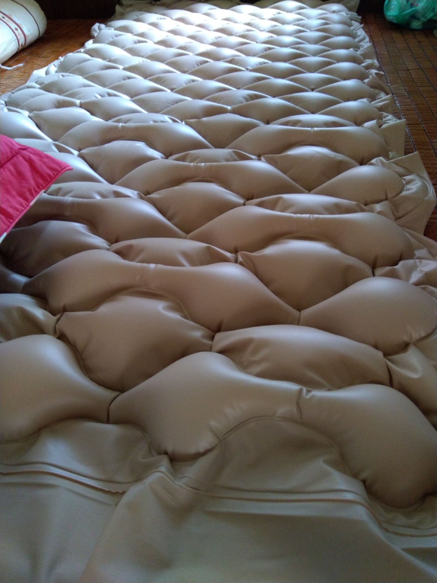 Sản phẩm lên căng hơi, chiều dài hợp lý, hơi có mùi nhựa nhưng không quá gắt, để phòng thoáng khí khoảng 2 ngày là hết.