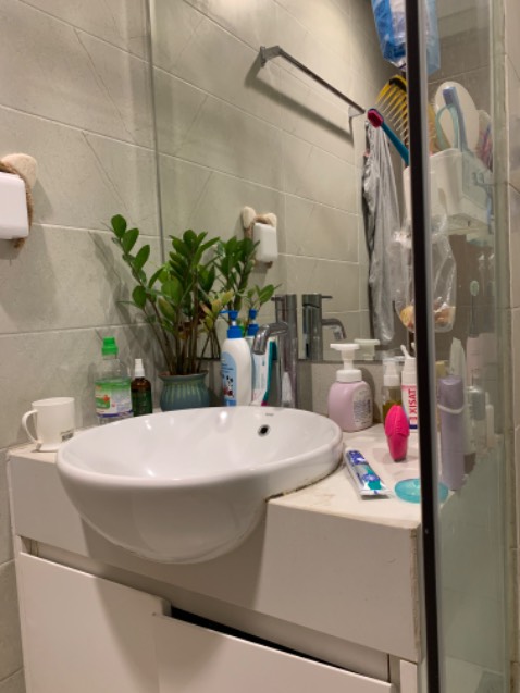 Mình thấy giá mềm nên mua xài thử, nhưng đúng là tiền nào của nấy, lúc đầu mình cũng hơi nghi nghi là ko xịn nhưng do thấy sl order nhìu nên cũng nghĩ là nhìu người mua và review cũng ổn ổn nên cũng đặt mua theo, nhưng thực ra người dùng ko hiểu nguyên lý của nó nên cứ thấy khi kỳ kỳ thì nó ra cái giống đất/tế bào chết thì cứ tưởng là da chết thật, nhưng thực ra làm thử với một cái mặt đã tẩy tế bào chết rồi thì nó cũng ra cái chất đó, tức là đánh *** người dùng. Mình bỏ luôn, vì chả có hiệu quả gì. Tuỳ mn cảm nhận nhé