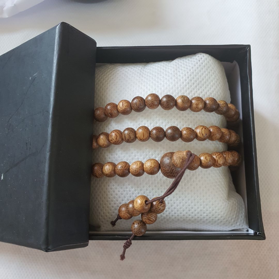 hạt hơi nhỏ, phù hợp với đeo tay. mùi rất nhẹ gần như không thấy chắc do ít năm tuổi  hạt được đánh bóng cẩn thận. giá rẻ hợp túi tiền.