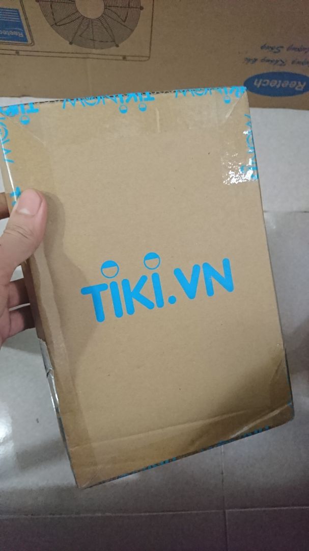 Mới nhận sách lúc chiều như đã hẹn trong đơn hàng. Mình order trước từ 14/3 nên giá được giảm khá nhiều, chỉ 84k (kể cả ship 12k). Tiki bao gói lúc nào cũng cẩn thận, sách vẫn nguyên vẹn. Tối nay chắc thức nguyên đêm để cày cho nóng.