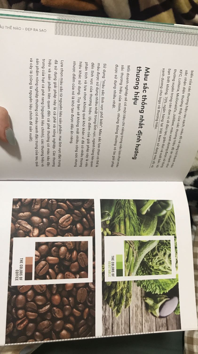 Một quyển rất cơ bản và thú vị từ nội dung cho đến cách trình bày bố cục. Chắc vì liên quan tới yếu tố thẩm mỹ và “xấu đẹp” như chính tiêu đề nên sự chỉn chu từ khâu chất liệu giấy, bố cục nội dung hay nội dung đều khó chê trách. Các ví dụ cho từng kiến thức cũng rất cụ thể và có cả phần thực hành, làm bài tập ở cuối sách mà mình đánh giá khá hay ho và khác biệt so với các sách kiến thức chuyên ngành khác. Đúng là đắt xắt ra miếng nhưng cái ta nhận được là 1 sản phẩm thoả mãn thị giác và khứu giác (mùi giấy siêu thơm luôn). Lần đầu tiên tiếp cận và tìm đọc về thiết kế trong marketing, bản thân cũng là 1 đứa chưa biết gì trong phương diện này, nhưng cách truyền đạt kiến thức của sách khiến mình thấy rất hứng thú tìm hiểu cũng như dễ dàng ghi nhớ tiếp thu. Ai làm marketing cần 1 quyển sách guideline và tạo động lực tìm hiểu thiết kế có thể tìm đọc cuốn này nhé