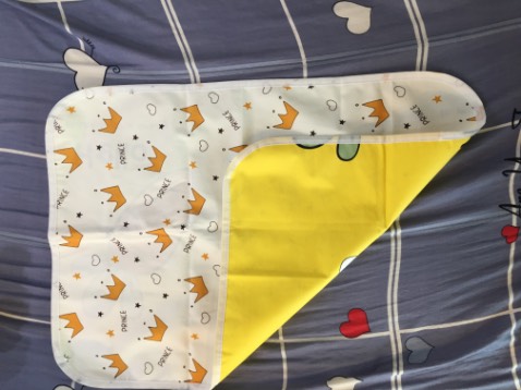 Thảm lót mềm, thoáng khí, thấm hút mạnh, không dễ trơn trượt khi dùng, màu sắc tươi sáng, không phai