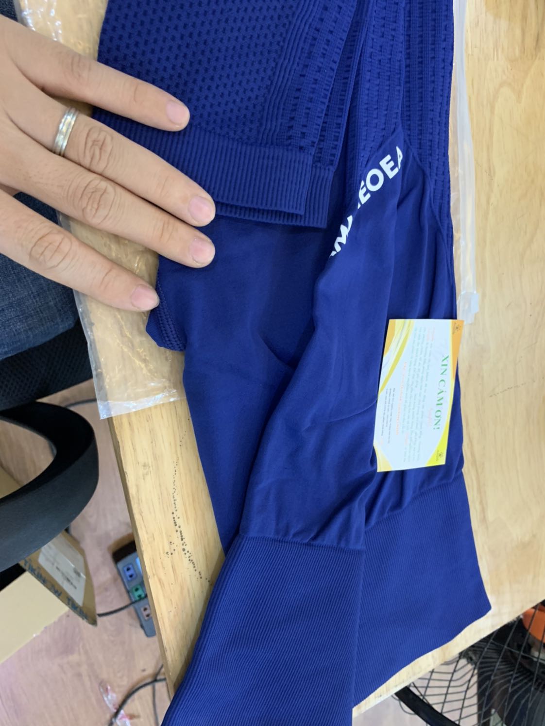 Chất liệu quần này đẹp cực kỳ luôn nhé, mới nhận hàng thì nhìn có vẻ hơi ngắn so với size mà đến khi mặc lên thì co dãn tuyệt vời vừa in luôn, vợ mình mặc vô mà chống ngắm khoái quá kaka... vợ kêu rất thoải mái chứ ko hề chật.. cám ơn shop và tiki nhiều, tối rảnh vào shop xem có gì hay hay lại ủng hộ tiếp