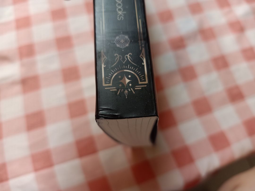 Sách bị ngấn quá trời luôn ạ, dù có seal nhưng vẫn bị ngấn hết gần nửa quyển, đã được Tiki chấp nhận đổi trả, vẫn đang đợi shipper tới lấy hàng ạ.